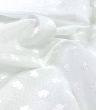 Батист молочный в мушку цветок